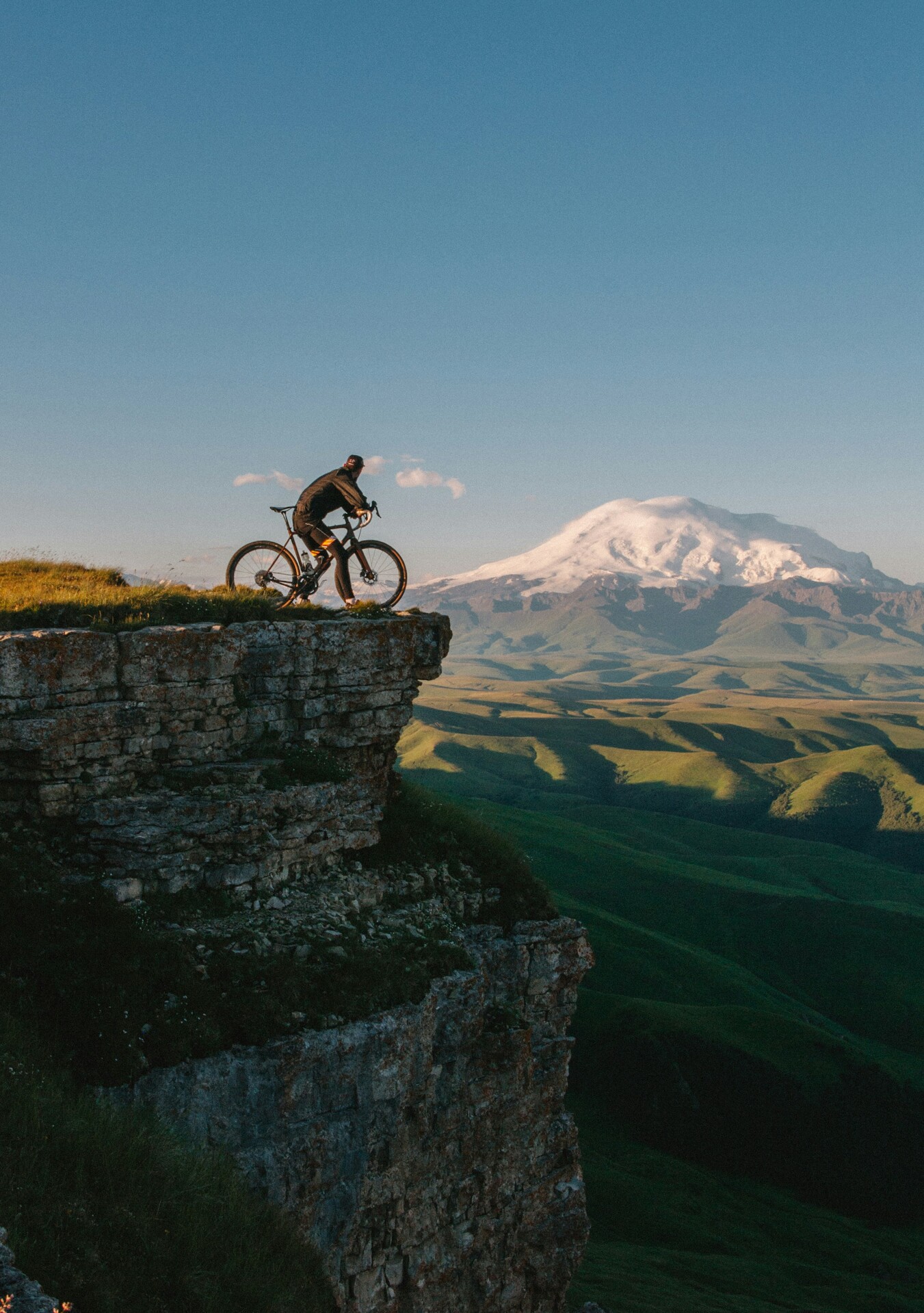 Bike Peak na cestách a trailoch